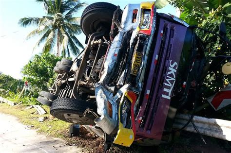 2 patay, 12 iba pa sugatan sa aksidente sa Leyte .